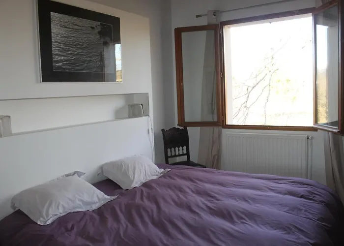 Villa Au Milieu Des Pins / Bord Du Lac